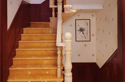 陇县中式别墅室内汉白玉石楼梯的定制安装装饰效果